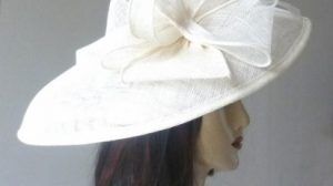 À combiner avec votre étole et/ou votre pochette, un chapeau ou une capeline de mariage