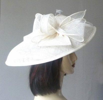 À combiner avec votre étole et/ou votre pochette, un chapeau ou une capeline de mariage